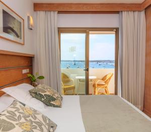 拉萨维纳Hostal la Savina的一间卧室配有一张床,享有海景