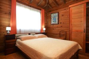 卡维塔Casa Marcellino Lodge的一间位于小屋内的卧室,配有一张床和一个窗户
