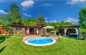 PleškovecHoliday Home Arcadia with pool, hot tub and sauna的一个带游泳池和房子的后院