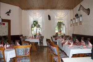 韦尼格罗德哈瑟罗德霍夫宾馆的一间设有白色桌椅的用餐室