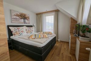 法克湖畔埃格霍泽尔度假公寓的一间卧室设有一张床和一个窗口