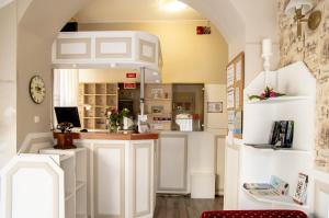 久洛久洛畔兹奥旅馆的厨房配有白色橱柜和台面