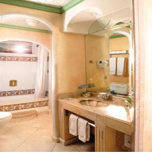 墨西哥城公园别墅酒店的一间带水槽、卫生间和镜子的浴室