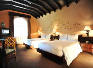 墨西哥城公园别墅酒店的酒店客房设有两张床和窗户。