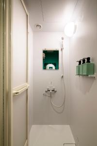 横滨Room Inn Shanghai 横浜中華街 Room1-ABC的带淋浴和盥洗盆的浴室
