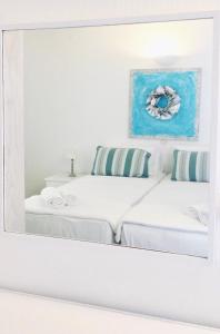 凯勒里瓦迪索尔提公寓的配有镜子的客房内的两张床