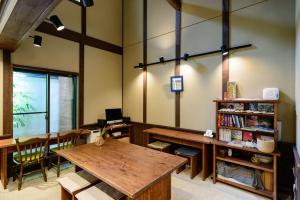 京都京都好运气宾馆的客房配有桌椅和书桌。