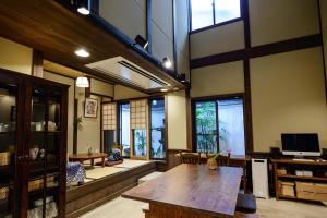 京都京都好运气宾馆的大房间设有木桌和一些窗户
