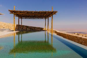 Shaharut撒哈鲁特六善酒店的上面有木结构的水池