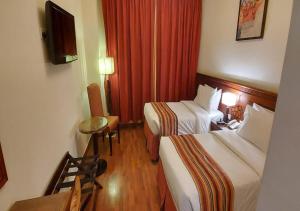 麦地那路塔纳奥迈斯克酒店的酒店客房设有两张床和电视。
