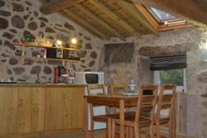 阿尔库什迪瓦尔德维什Penedino Mountain Cottage的一间厨房,里面配有桌椅