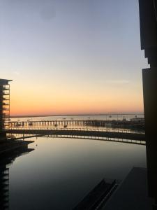 达尔文WATERFRONT DARWIN TROPICAL GEM的日落时分从大楼欣赏海景