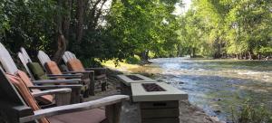 Twisp特斯普河流套房酒店的坐在河边的一组椅子