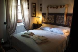 阿利基Villa Evdora的一间卧室配有带毛巾的床