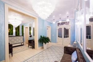 卡罗维发利Ferdinandhof Apart-Hotel的大房间设有蓝色的墙壁和吊灯