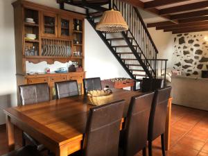 GuarazocaCASA RURAL BUENAVISTA的一间带木桌和椅子的用餐室