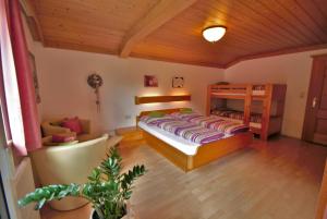 萨尔巴赫里佩尔公寓的一间卧室配有一张床和一张双层床。