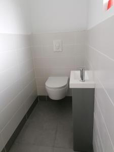 PlourhanLes gîtes aux portes de Saint-Quay-Portrieux的白色的浴室设有卫生间和水槽。