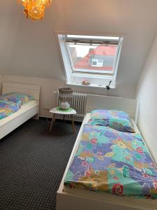 比苏姆Haus-Norderpiep的一间卧室设有两张床和窗户。