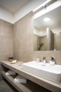 弗塞廷Hotel MAGISTR Vsetín的浴室设有白色水槽和镜子