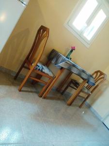 斯达林Botzoris Apartments的窗户客房内的两把椅子和一张桌子