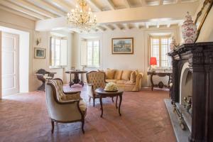 卡麦奥雷Villa Melangola的带沙发和壁炉的客厅