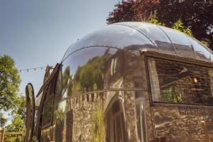 斯泰夫利Dixie Airstream - Retro 1970s American Airstream close to Windermere的一辆旧火车,上面有圆顶