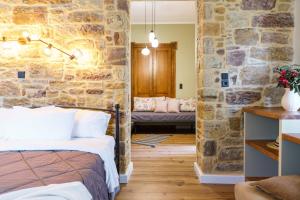 坎博斯瓦拉曼蒂斯酒店的一间设有床铺和石墙的房间
