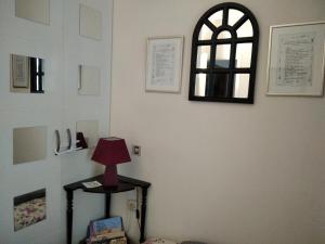 帕特雷CHRYSSA - ΧΡΥΣΑ的配有桌子、灯和窗户的房间