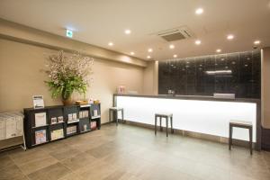 名古屋名古屋久屋舞吴竹酒店的大楼内一间设有大白板的等候室
