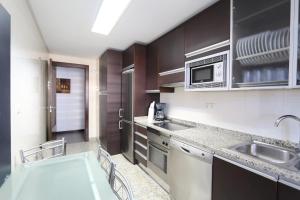 维拉摩拉Monte Laguna - Clever Details的厨房配有水槽和微波炉