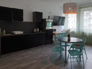 杜塞尔多夫Aparthouse Graf-Adolf的一间带桌椅的厨房和一间用餐室