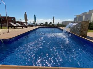 莫哈卡尔Mda Playa del Cantal的一座建筑物内带喷泉的游泳池