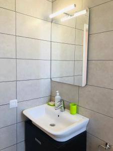 美洲海滩拉斯维塔斯海滩公寓的浴室设有白色水槽和镜子