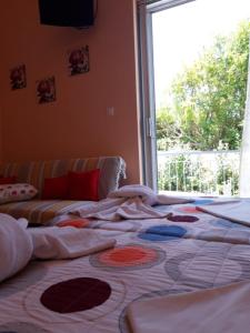 奈德里Nidri Studios Apartments的窗户间里一张床上的毯子