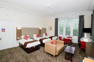 格拉斯哥阿尔比欧酒店的酒店客房,配有两张床和椅子