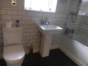 约克The Annexe - Acomb Green的浴室配有卫生间、盥洗盆和浴缸。