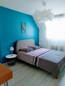 圣艾尼昂Casa Louka的一间卧室设有一张床和蓝色的墙壁