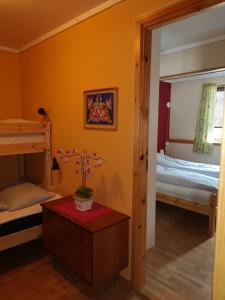 艾菲约德Kvamsdal Pensjonat的一间卧室设有两张双层床和盆栽植物