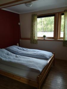 艾菲约德Kvamsdal Pensjonat的卧室内的一张床位,带窗户
