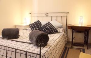 费拉约港Agriturismo dei girasoli的一间卧室配有一张带两个枕头的床和一张书桌