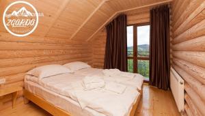 沃罗赫塔Zgarda的小木屋内一间卧室,配有一张床