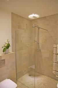 奥芬巴赫瑟维斯公寓式酒店的一间浴室