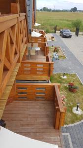 乌斯特卡Ustecka Fala的木甲板上设有长凳和桌子