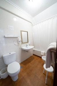 伊斯拉伊莎贝尔酒店 的白色的浴室设有卫生间和水槽。