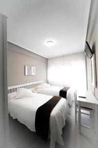 伊斯拉伊莎贝尔酒店 的酒店客房配有两张床和一张书桌