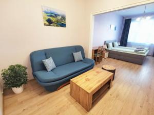 索非亚Rila Apartment的客厅配有蓝色的沙发和茶几