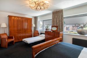 赞德沃特Hotel La Rosa Amsterdam Beach的一间卧室配有一张床、一个梳妆台和一扇窗户。