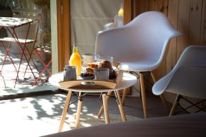BélisaireCentre Cap-ferret, les chambres du phare, océan的一张桌子,上面放着一盘食物和一张白色椅子
