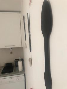 塔维拉Cabanas Apartment的挂在厨房墙上的大勺子